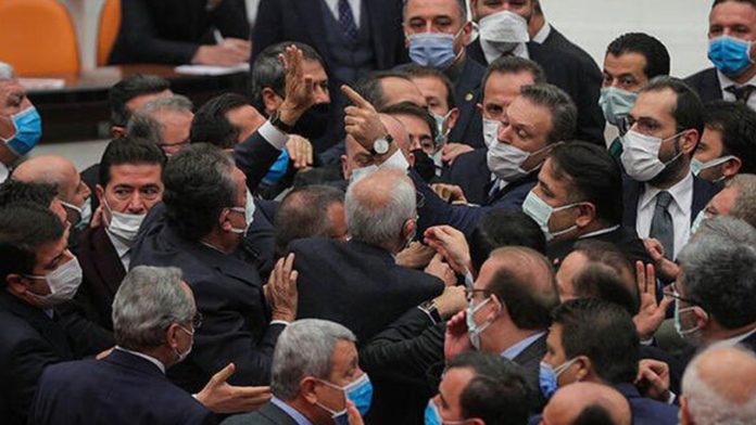 Kuran kursu provokasyonu: AKP’liler CHP grubunun üzerine yürüdü