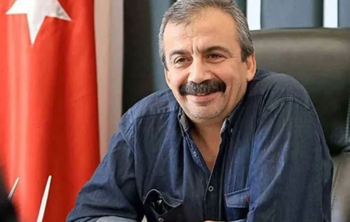 Bir Adam, Üç Dünya: Siri Sürey Önder’in Ardındaki Sırrı