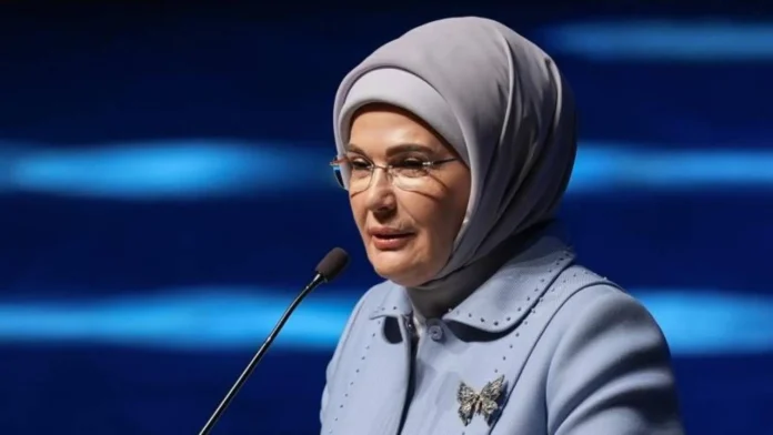 Erdoğan’ın eşi Emine Erdoğan, “Ulusun Annesi” Sergisinin Anı Defterini İmzaladı