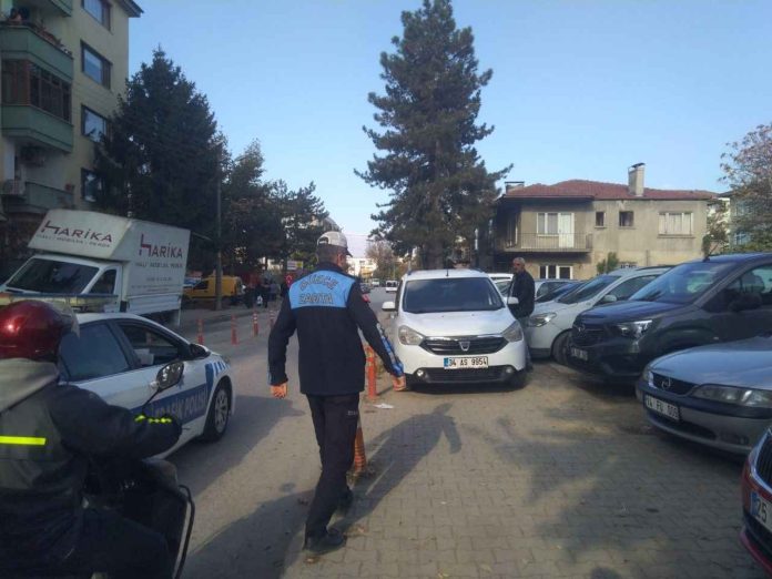 Giresun'da Kaldırımı İşgal Eden Araçlara Polis Müdahalesi