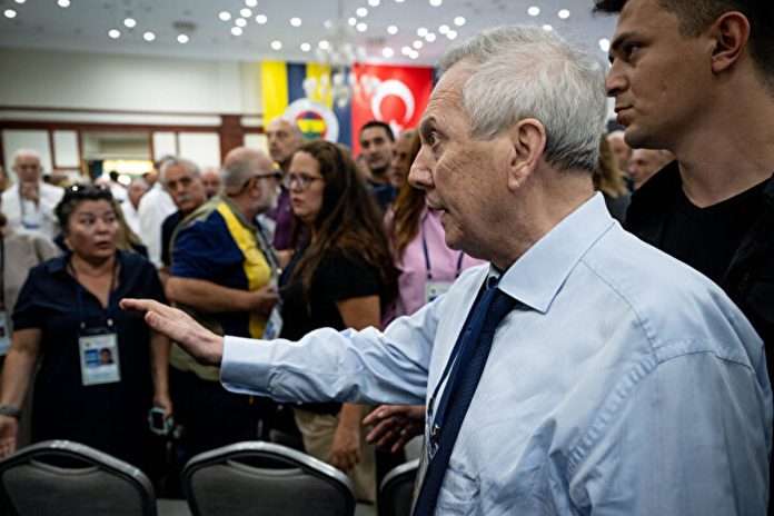 Aziz Yıldırım ile Hamdi Akın Arasında Sözlü Tartışma: Fenerbahçe Yüksek Divan Kurulu’nda Gergin Anlar
