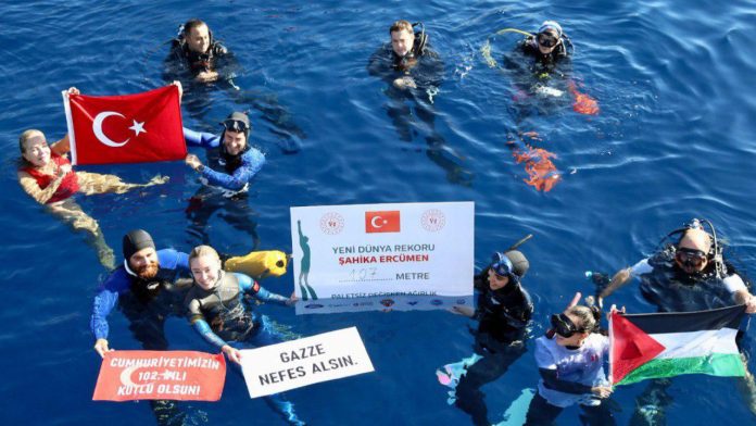 Türk sporcu Şahika Ercümen dünya rekoru kırdı.