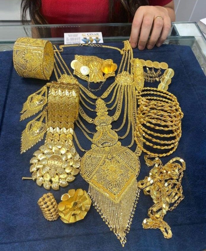 Lüks Türk Düğünü: Milyonlarca Liralık Takı Detayı