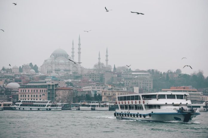 İstanbul'u kuvvetli fırtına vurdu İstanbul'u kuvvetli fırtına vurdu