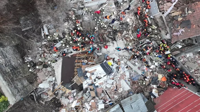 Fatih ilçesinde iki binanın çökmesi: Can kaybı var mı? Fatih ilçesinde iki binanın çökmesi: Can kaybı var mı?