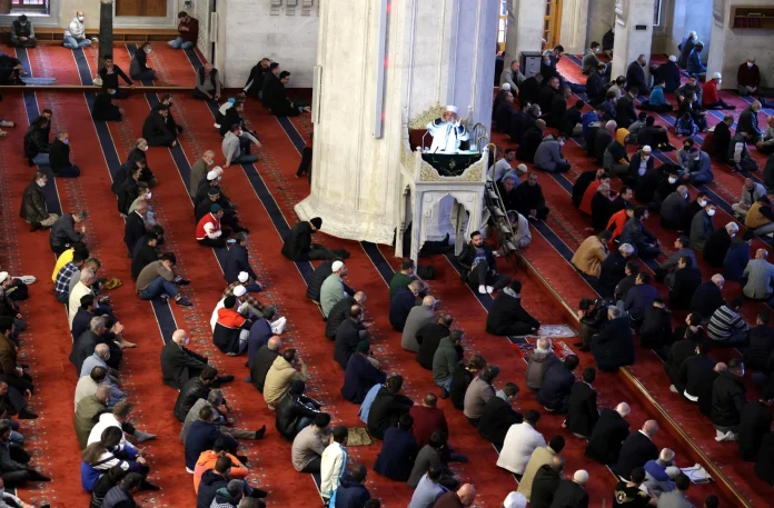 Beş vakit namazı düzenli olarak kılıyor Beş vakit namazı düzenli olarak kılıyor