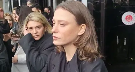 Uyuşturucu soruşturmasında gözaltına alınan Serenay Sarıkaya serbest bırakıldı