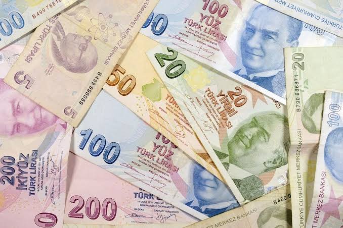 Türk lirası, dolar ve euro karşısında giderek artan bir baskı altın