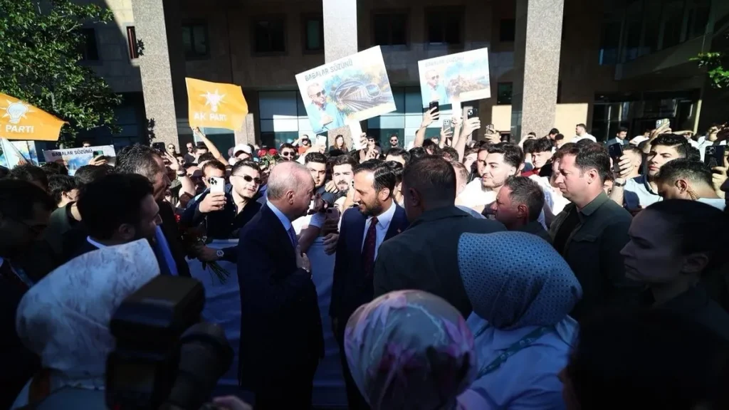 Gençlerden Başkan Erdoğan'ı duygulandıran Babalar Günü hediyesi | "Baba bir geceni de bize ayır"