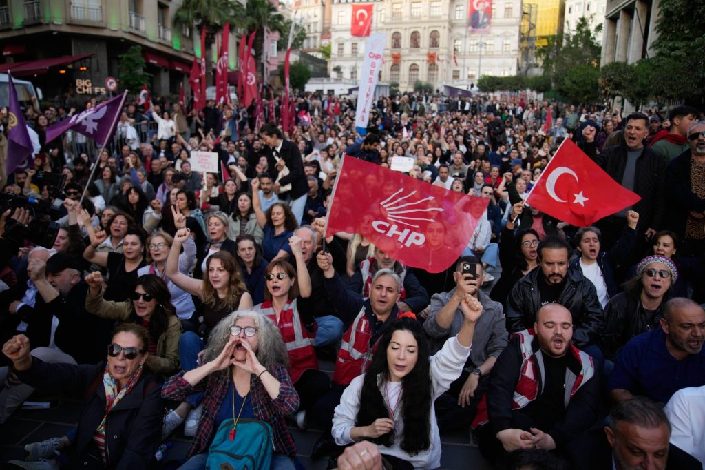 muhalefeti Türkiye’de kutuplaşmayı körüklemekle uyarmıyor