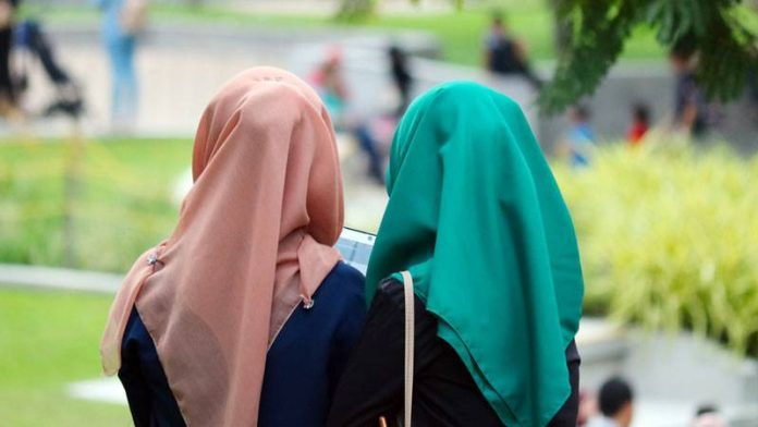 Sosyal medyada başörtülü kadınlara yönelik sözleri nedeniyle gözaltına alınan kişi tutuklandı Sosyal medyada başörtülü kadınlara yönelik sözleri nedeniyle gözaltına alınan kişi tutuklandı