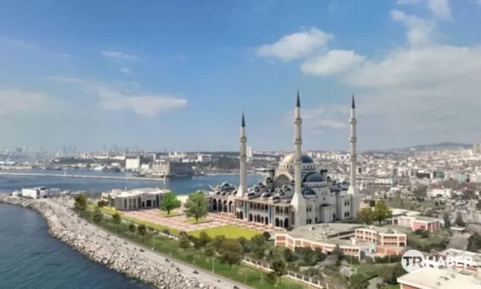 Kadıköy Rıhtımı'nda yapılacak cami projesinde yeni aşama: İlk kazma vuruldu Kadıköy Rıhtımı'nda yapılacak cami projesinde yeni aşama: İlk kazma vuruldu