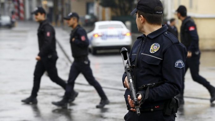 Polis kılığına giren sahtekarlar bir milletvekilini soydu.. polis İstanbul'da çeteyi yakaladı Polis kılığına giren sahtekarlar bir milletvekilini soydu.. polis İstanbul'da çeteyi yakaladı