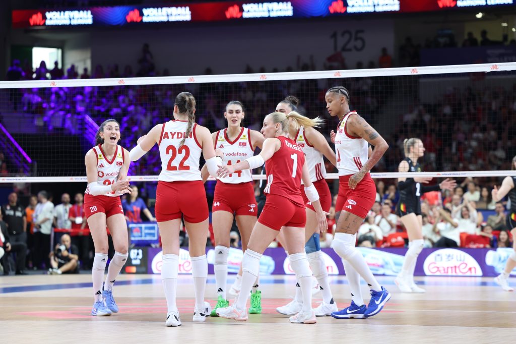 voleybol takımı, Uluslararası Voleybol Federasyonu'nun Uluslar Ligi'nde Fransa takımıyla karşılaşacak.