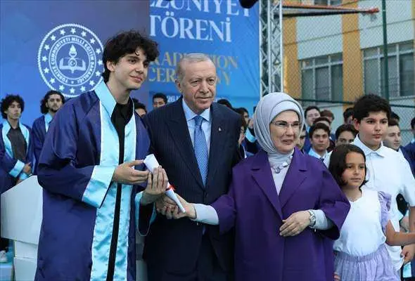 Cumhurbaşkanı Erdoğan'ın torununun mezuniyet heyecanı! Diplomasını takdim etti