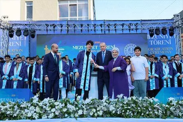 Cumhurbaşkanı Erdoğan'ın torununun mezuniyet heyecanı! Diplomasını takdim etti