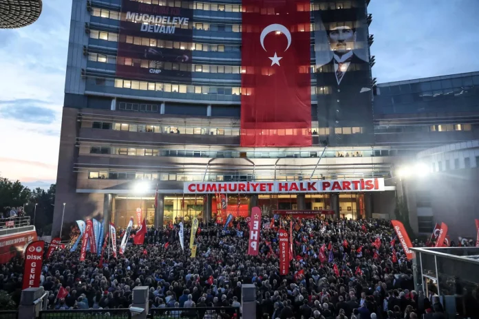 «İstifa Tsunamisi» Cumhuriyet Halk Partisi'ni Vuruyor «İstifa Tsunamisi» Cumhuriyet Halk Partisi'ni Vuruyor