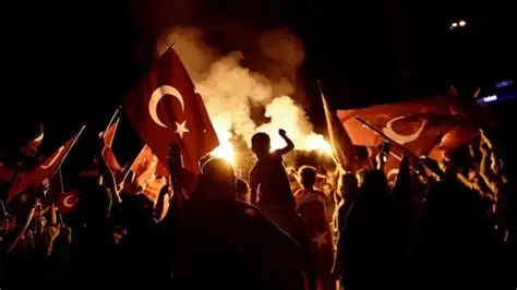 Türk yargısı, darbe girişiminin yıldönümünden önce yaklaşık bin kişinin gözaltına alınmasını emretti