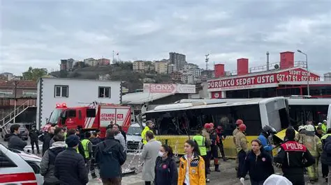 İstanbul'da bir toplu taşıma otobüsü ile ambulansın karıştığı trafik kazasında 5 kişi yaralandı İstanbul'da bir toplu taşıma otobüsü ile ambulansın karıştığı trafik kazasında 5 kişi yaralandı