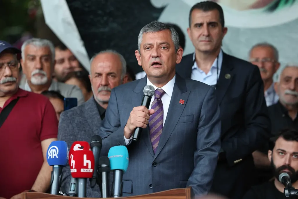 Aleviler ikiye bölündü: Bir yönetici istifa etti