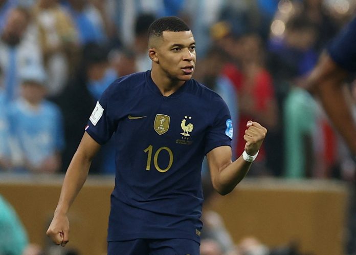 Fransa'ya tek gol yetti! Mbappe çeyrek final kapısını açtı Fransa'ya tek gol yetti! Mbappe çeyrek final kapısını açtı