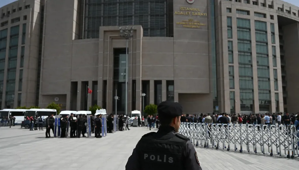 Mahkeme, muhalif belediye başkanlarını hapse mahkûm etti