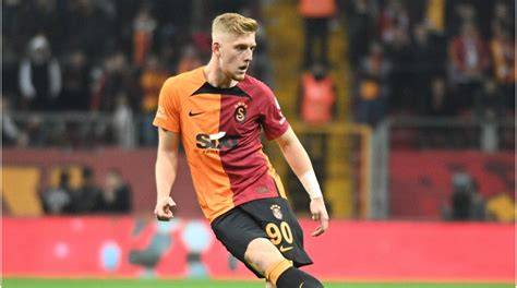 Galatasaray, bir sezonluğuna Gençlerbirliği'ne kiraladığı 23 yaşındaki stoper Metehan Baltacı'nın sözleşmesini 1 yıl uzattı.Galatasaray'da Gençlerbirliği'ne kiralanan Metehan Baltacı ile ilgili yeni bir gelişme yaşandı.Sarı-kırmızılı kulüp, sözleşmesi Haziran 2028'de sona erecek olan 23 yaşındaki stoperin kontratını 1 yıl daha uzattı.Galatasaray, Metehan Baltacı'nın yeni sözleşmesinin 2029 yılına kadar geçerli olduğunu Türkiye Futbol Federasyonu'na bildirdi.Genç savunmacı, sezon başında bir sezonluğuna Gençlerbirliği'ne kiralanmıştı.