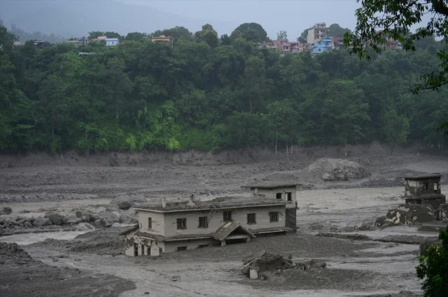 Nepal'deki felakette bilanço ağırlaşıyor