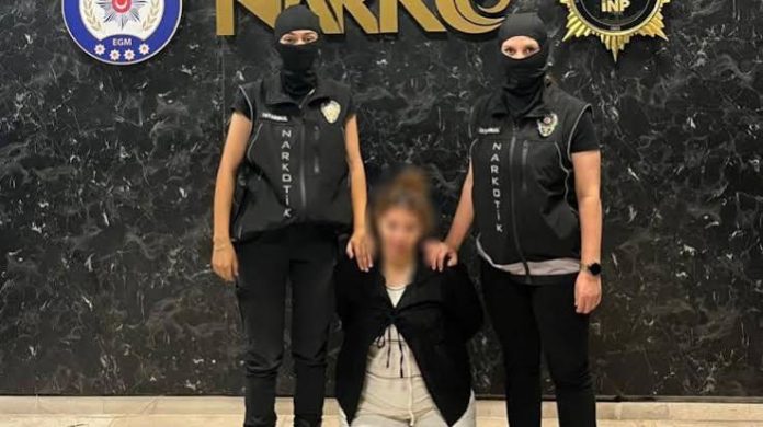 Son dakika: Kırmızı bültenle aranan kadın İstanbul'da yakalandı! Son dakika: Kırmızı bültenle aranan kadın İstanbul'da yakalandı!