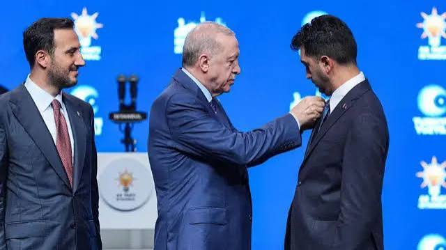 3 belediye başkanı AK Parti'ye katıldı! Rozetlerini Başkan Erdoğan taktı