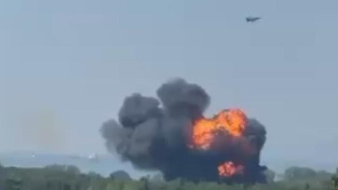 F-16 savaş uçağı eğitim uçuşu sırasında düştü F-16 savaş uçağı eğitim uçuşu sırasında düştü