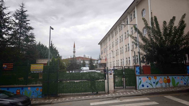 Çocuğunu almaya gitmişti! Okul bahçesinde eşinin bıçakladığı genç kadın hayatını kaybetti