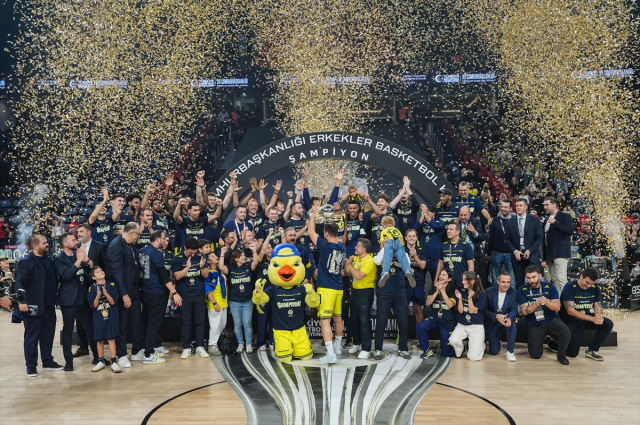 Fenerbahçe Tarfin Erkek Basketbol Takımı, Cumhurbaşkanlığı Kupası'nı aldı Fenerbahçe Tarfin Erkek Basketbol Takımı, Cumhurbaşkanlığı Kupası'nı aldı