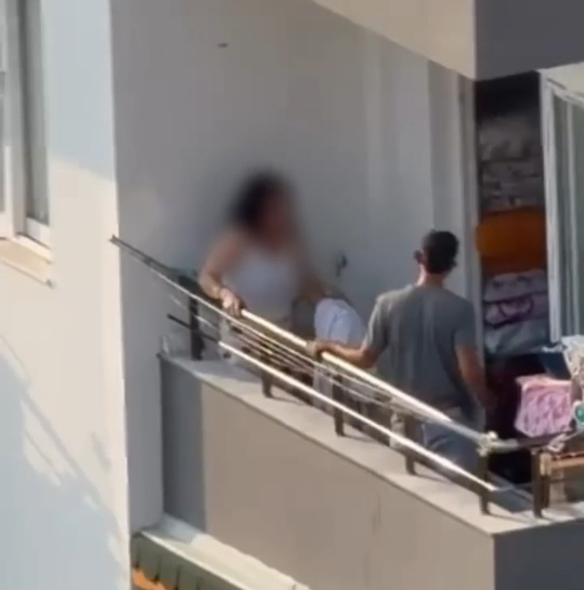 Balkonda sopalı dehşet kamerada! Genç kadının elinde sadece çarşaf vardı