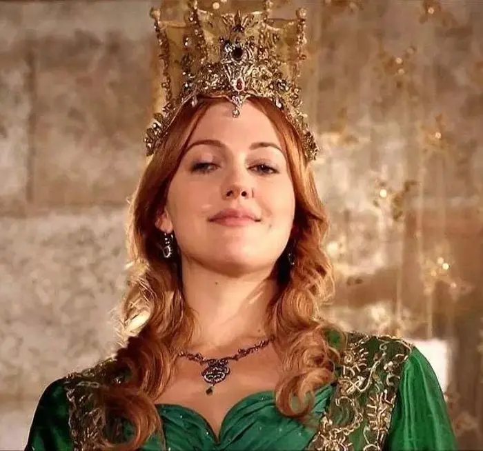 Beklenmedik bir sürpriz! Muhteşem Yüzyıl'ı izlerken kapıyı açtı ve karşısında Hürrem Sultan'ı gördü