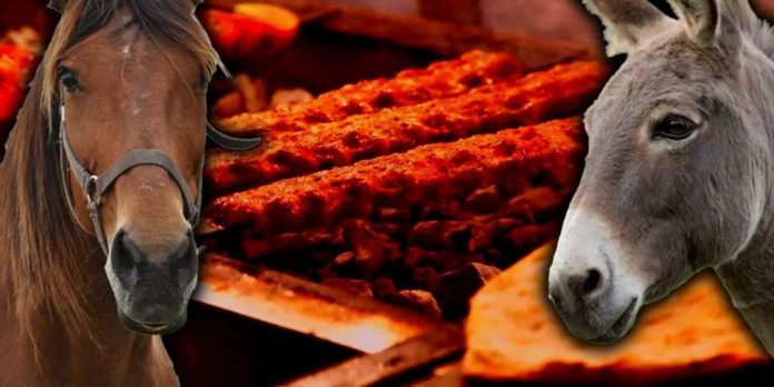 Kapısında kuyruk oluşan ünlü pideci, at ve eşek eti kullanmış Kapısında kuyruk oluşan ünlü pideci, at ve eşek eti kullanmış
